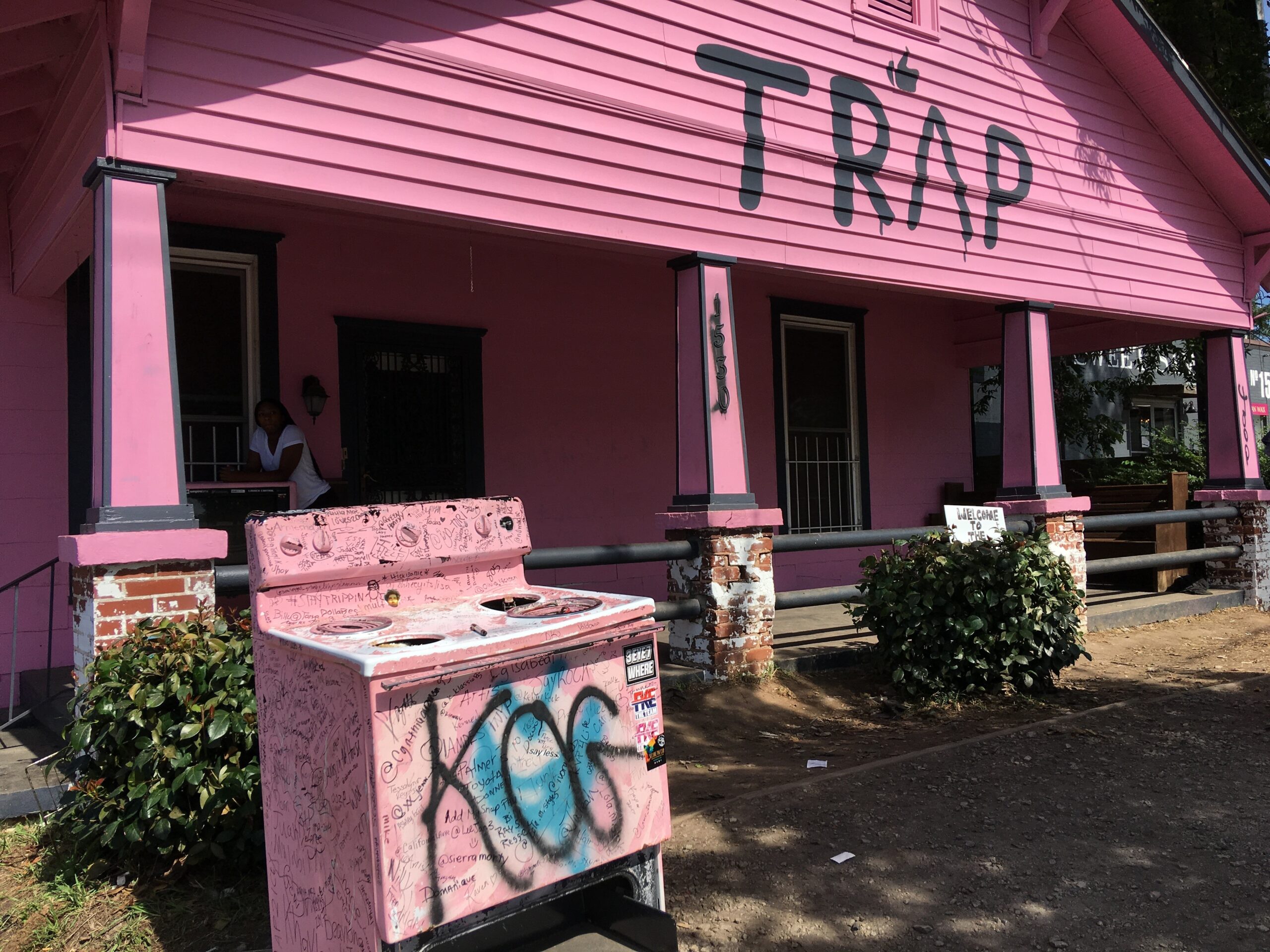 New Look 2 Chainz s Pink Trap House Will Be Repainted White WABE