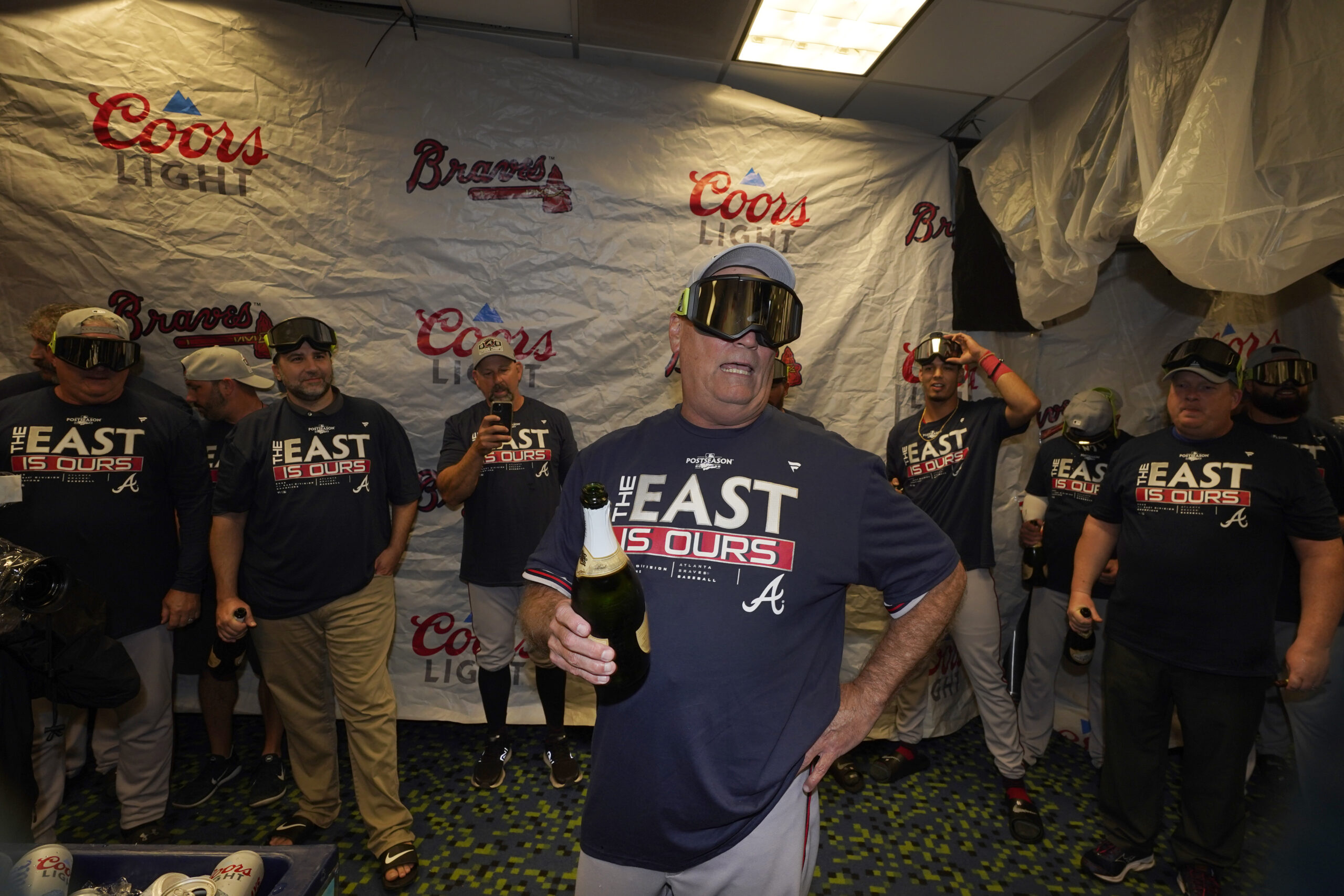 Braves beat Marlins 2-1, clinch 5th straight NL East title – WABE