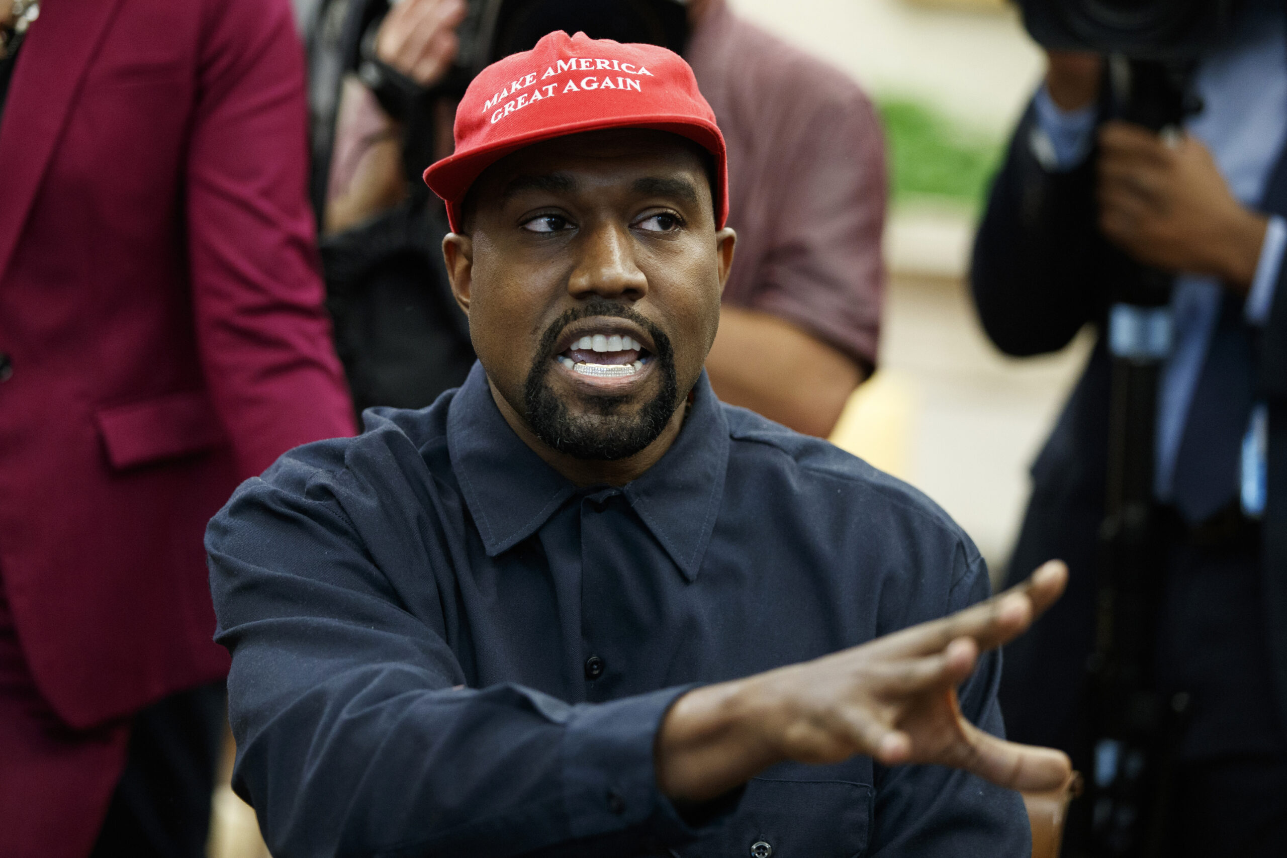 Antisemitic message referencing Kanye West displayed outside Florida v.  Georgia football game - ABC News