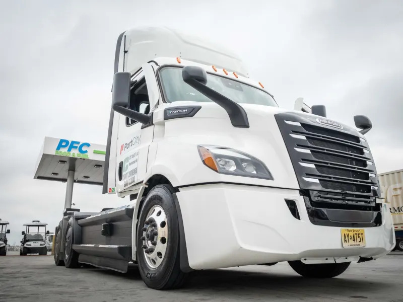 The Freightliner eCascadia electric tractor-trailer truck was in Port Wentworth, Georgia to show off its suitability for drayage.