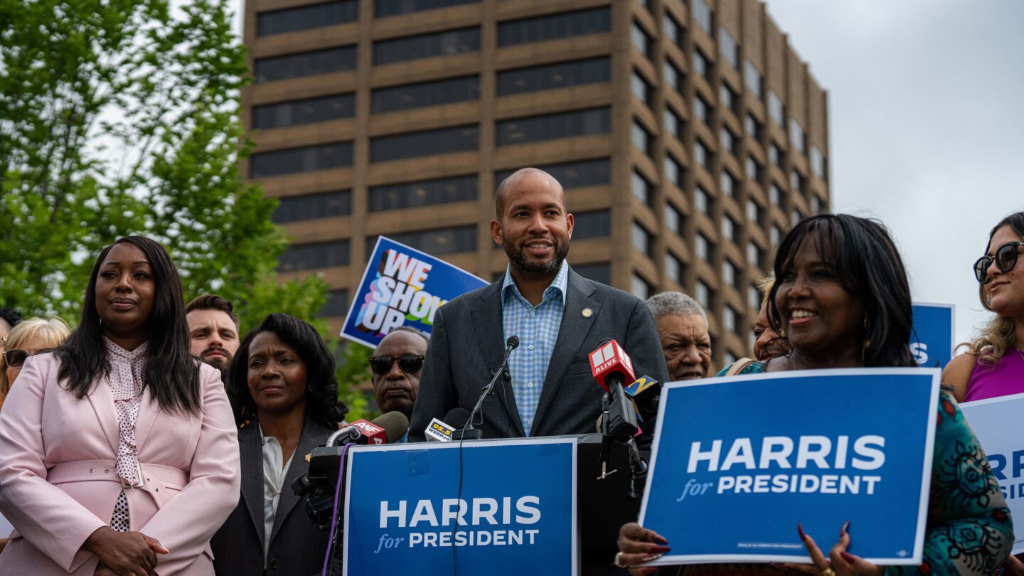 Jason Esteves, yang merupakan Afro Latino, di rapat umum untuk Kamala Harris