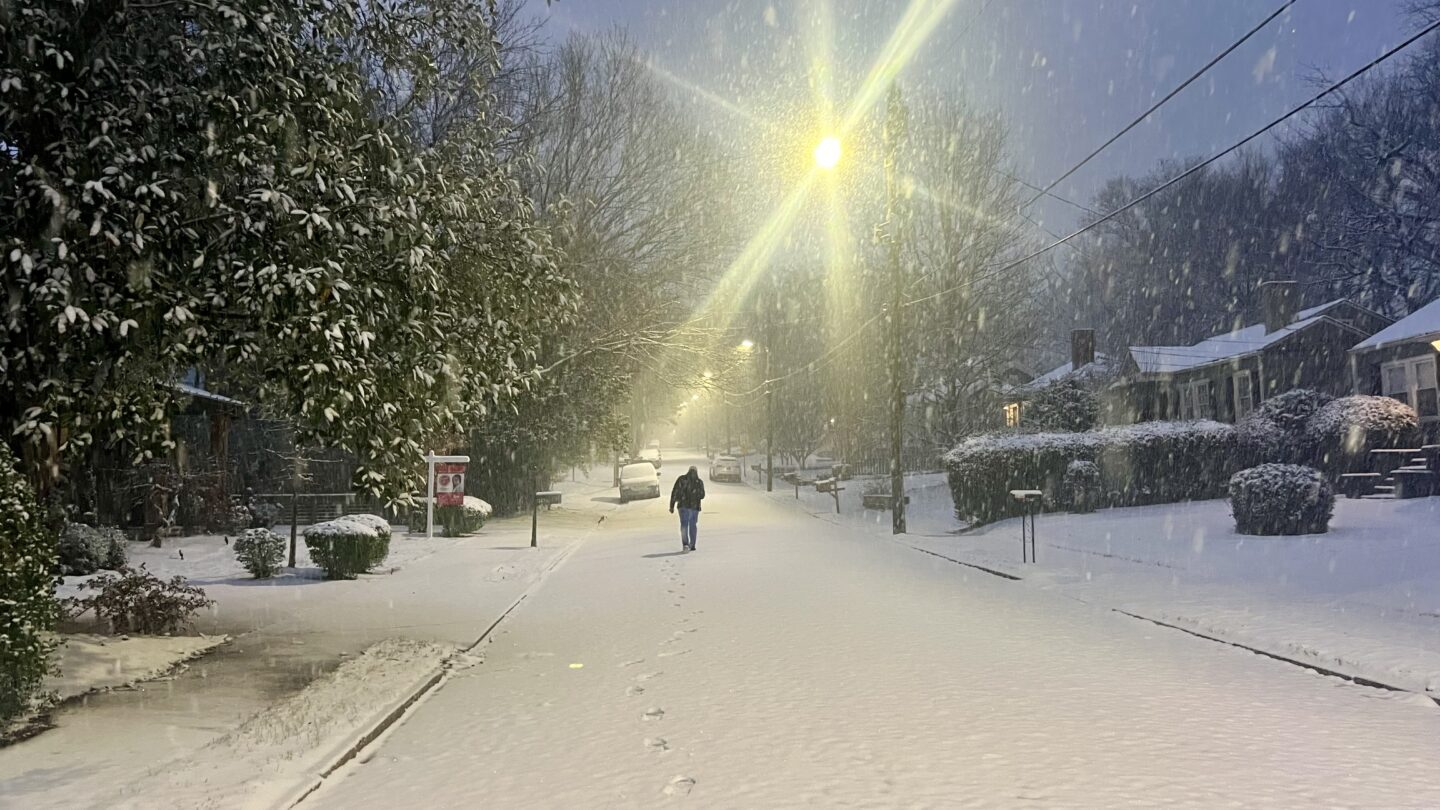 BREAKING Atlanta winter storm arrives with heavy snow, freezing