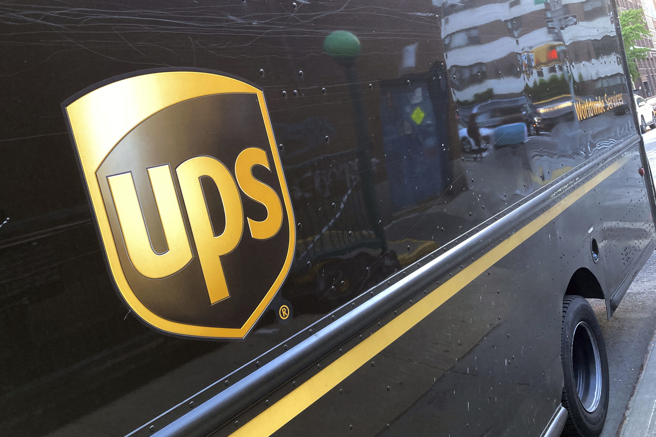 UPS to hire over 100,000